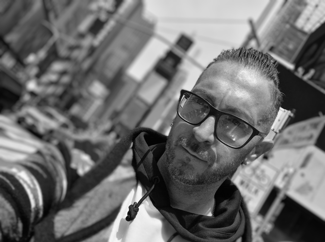 Portrait of Mauro Andrenacci – Italian mixed-media AR artist